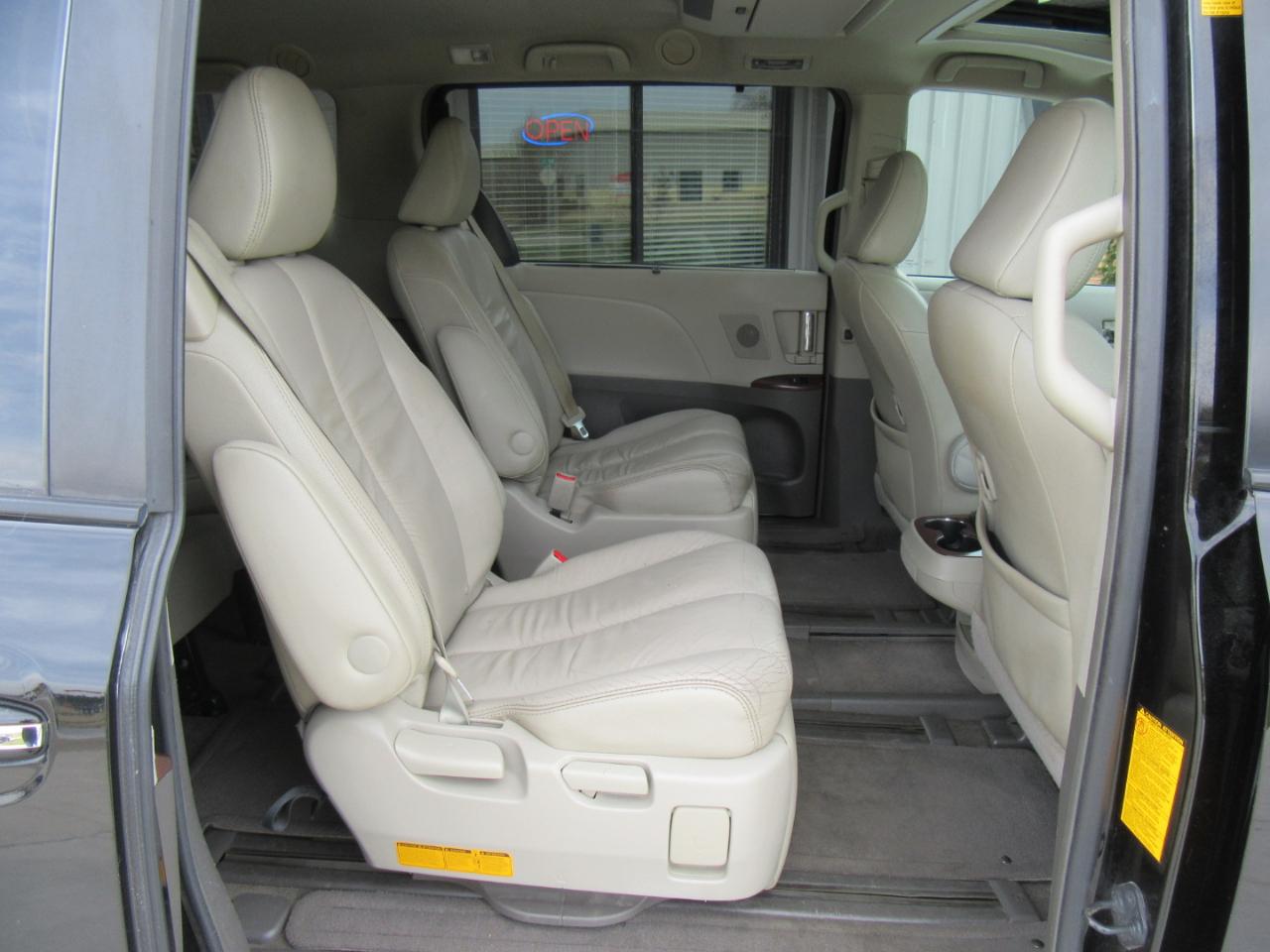 Toyota Sienna XLE AWD 7-Passenger V6 2012