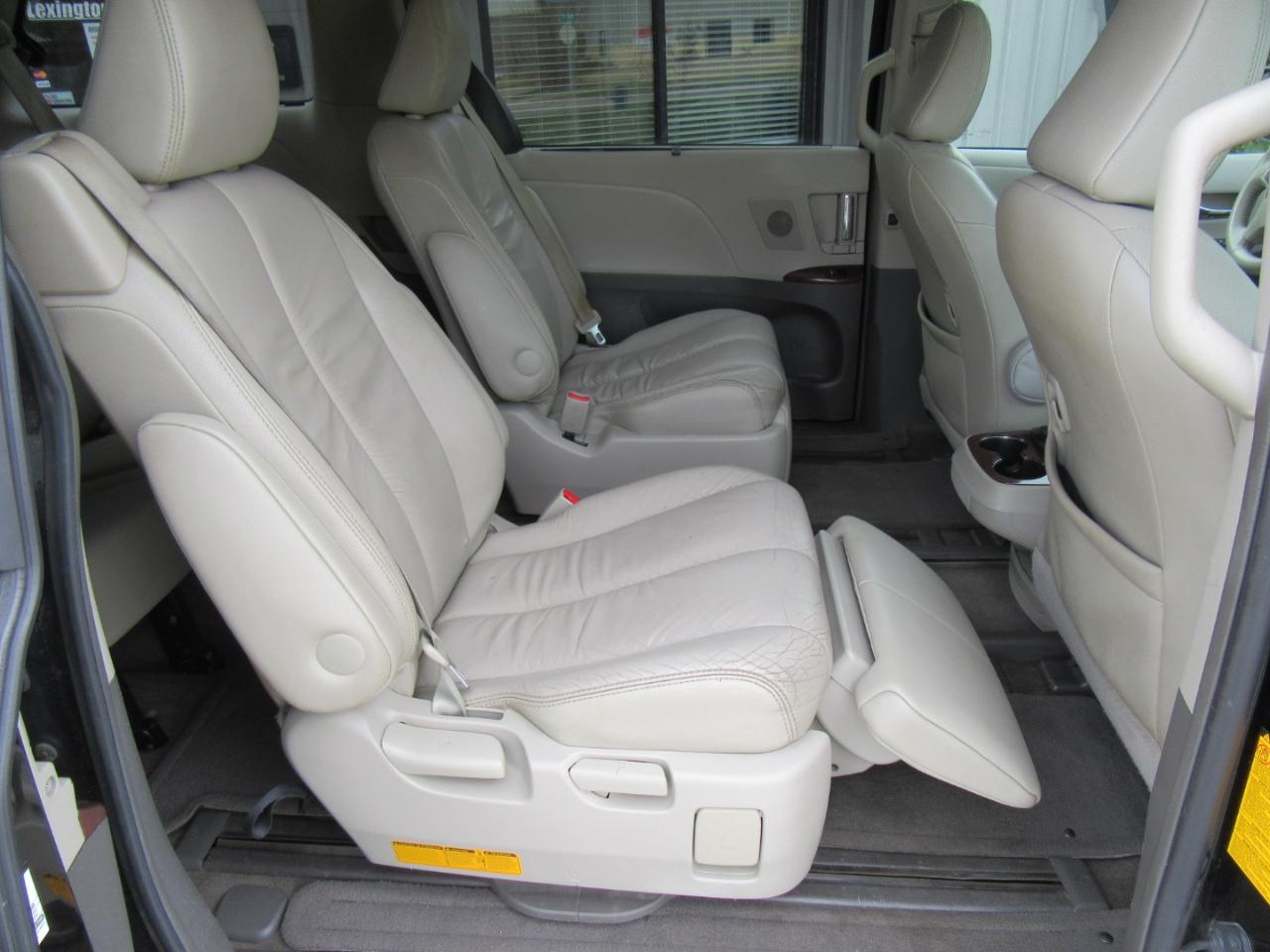 Toyota Sienna XLE AWD 7-Passenger V6 2012