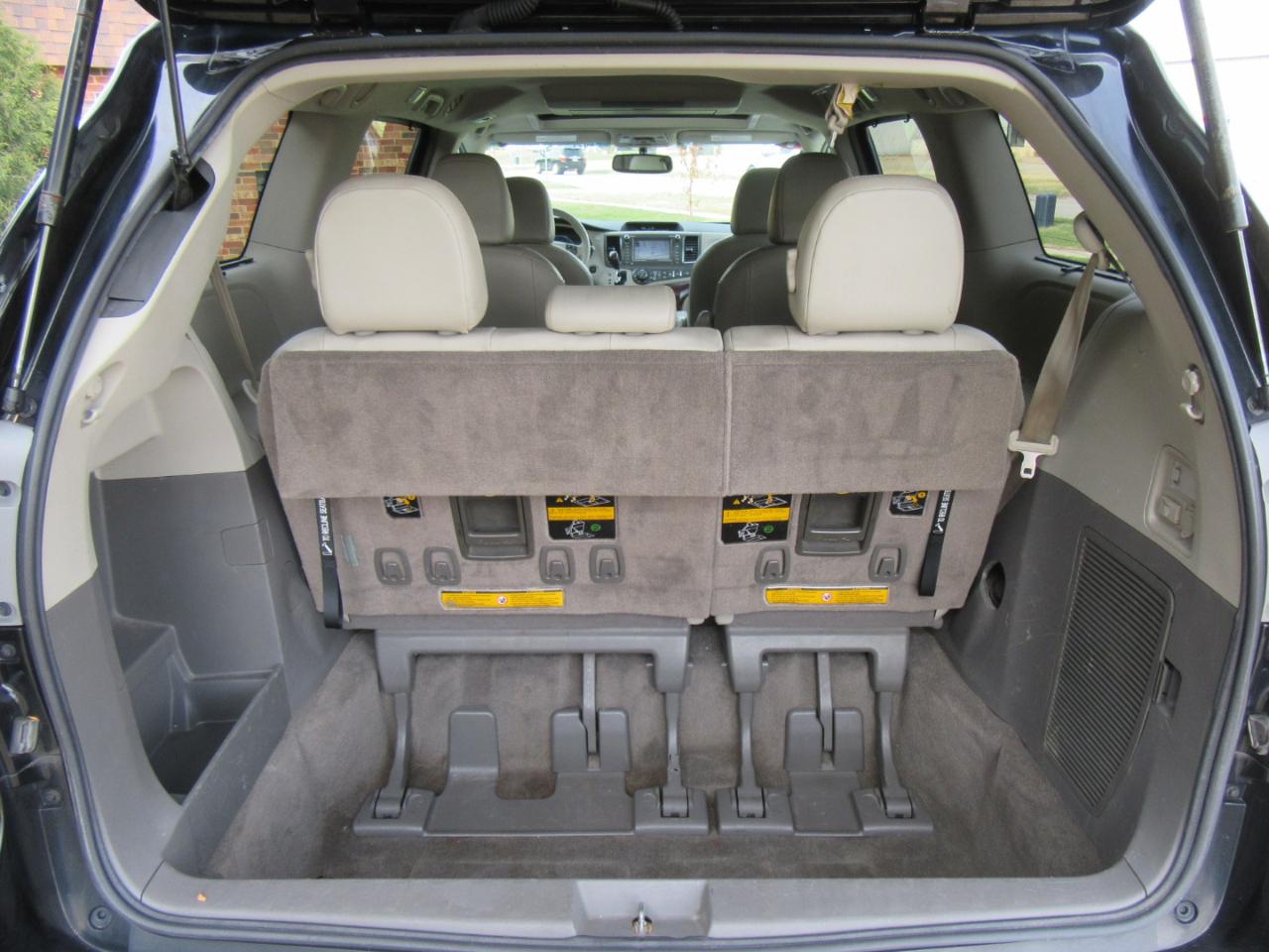 Toyota Sienna XLE AWD 7-Passenger V6 2012