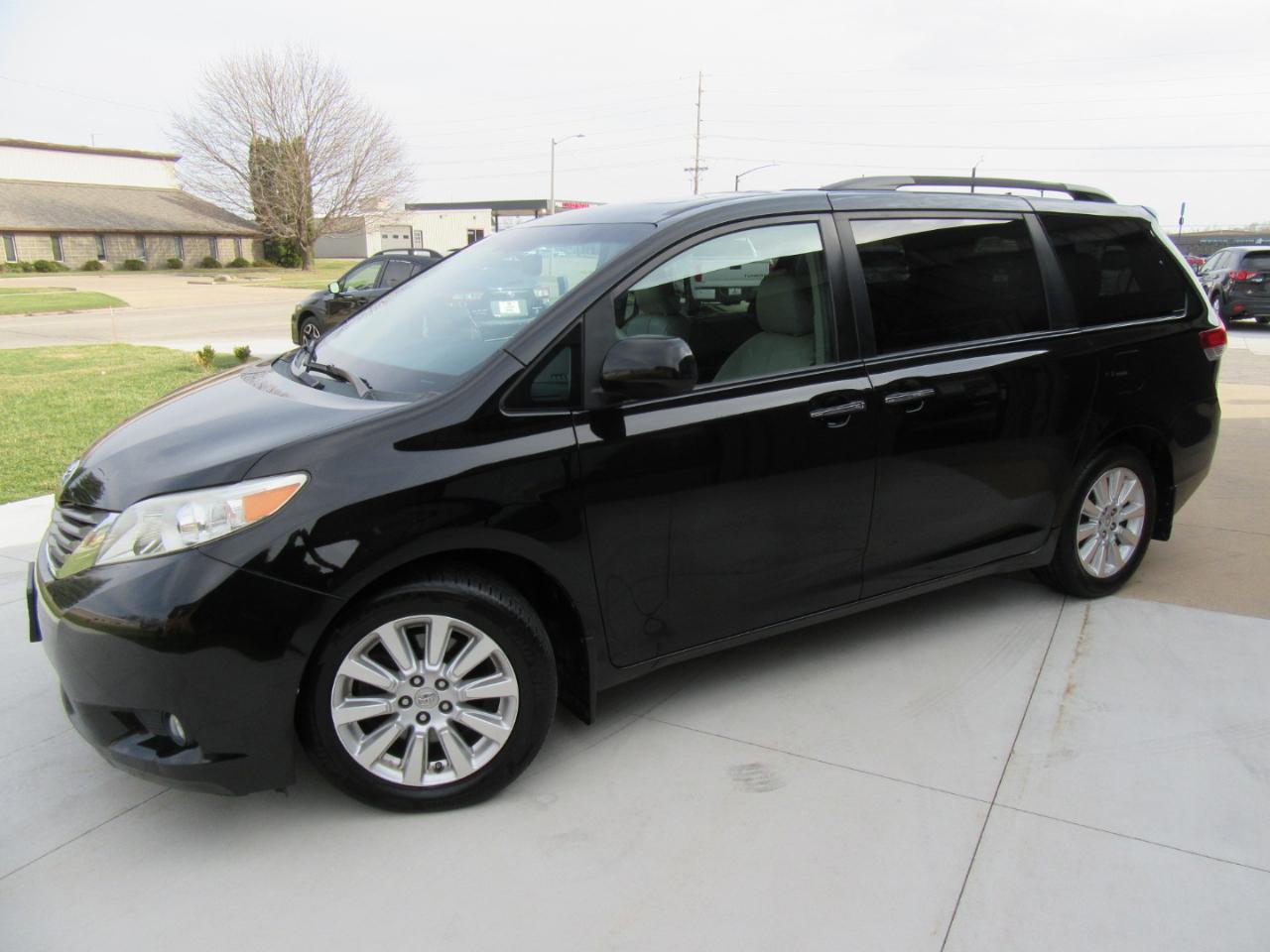 Toyota Sienna XLE AWD 7-Passenger V6 2012