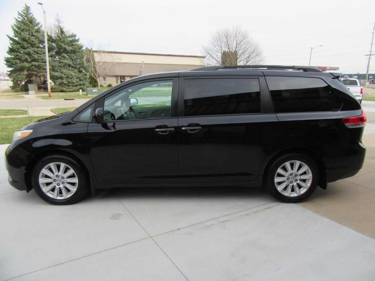 Toyota Sienna XLE AWD 7-Passenger V6 2012