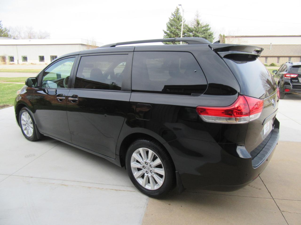 Toyota Sienna XLE AWD 7-Passenger V6 2012