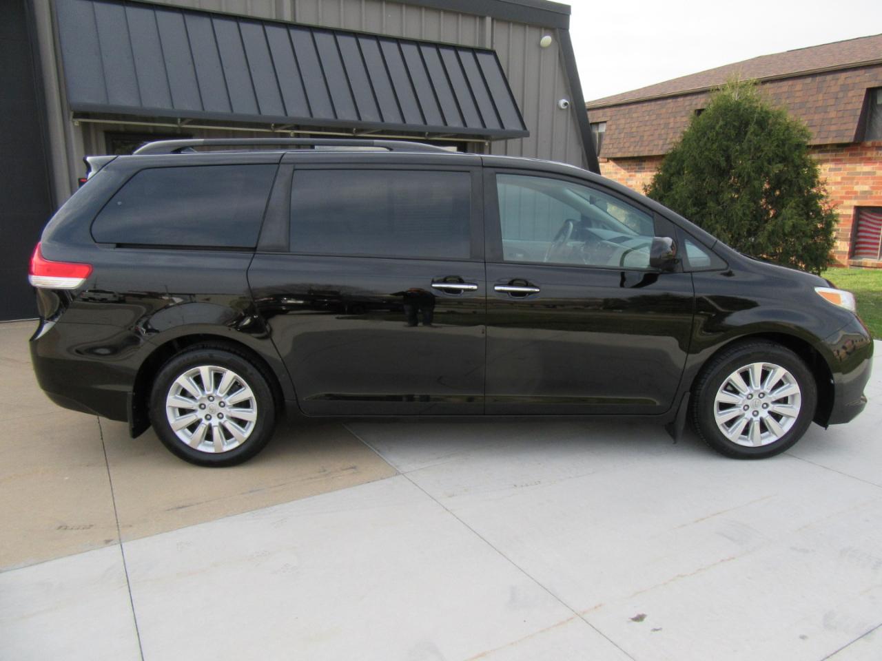 Toyota Sienna XLE AWD 7-Passenger V6 2012