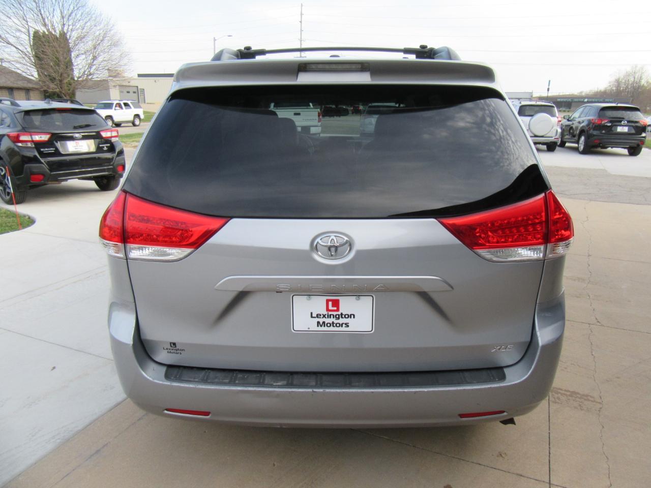 Toyota Sienna XLE FWD 8-Passenger V6 2013