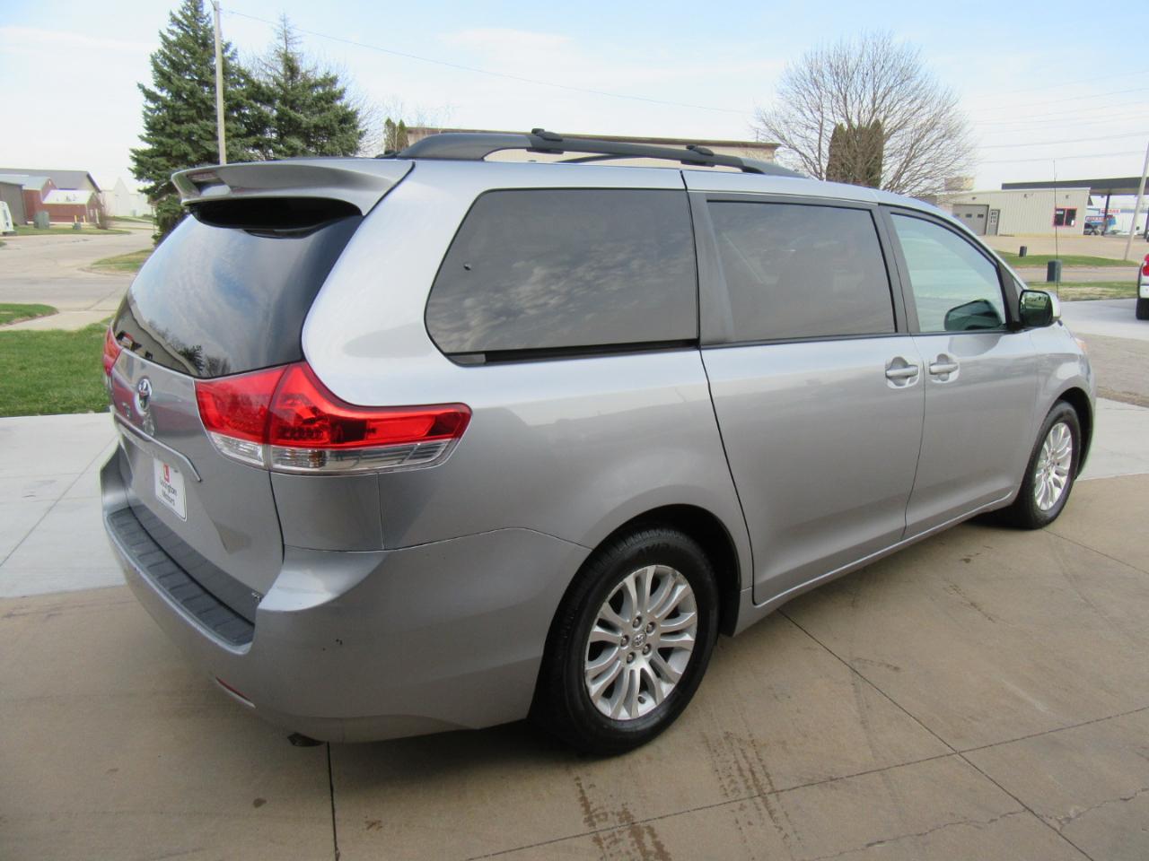 Toyota Sienna XLE FWD 8-Passenger V6 2013
