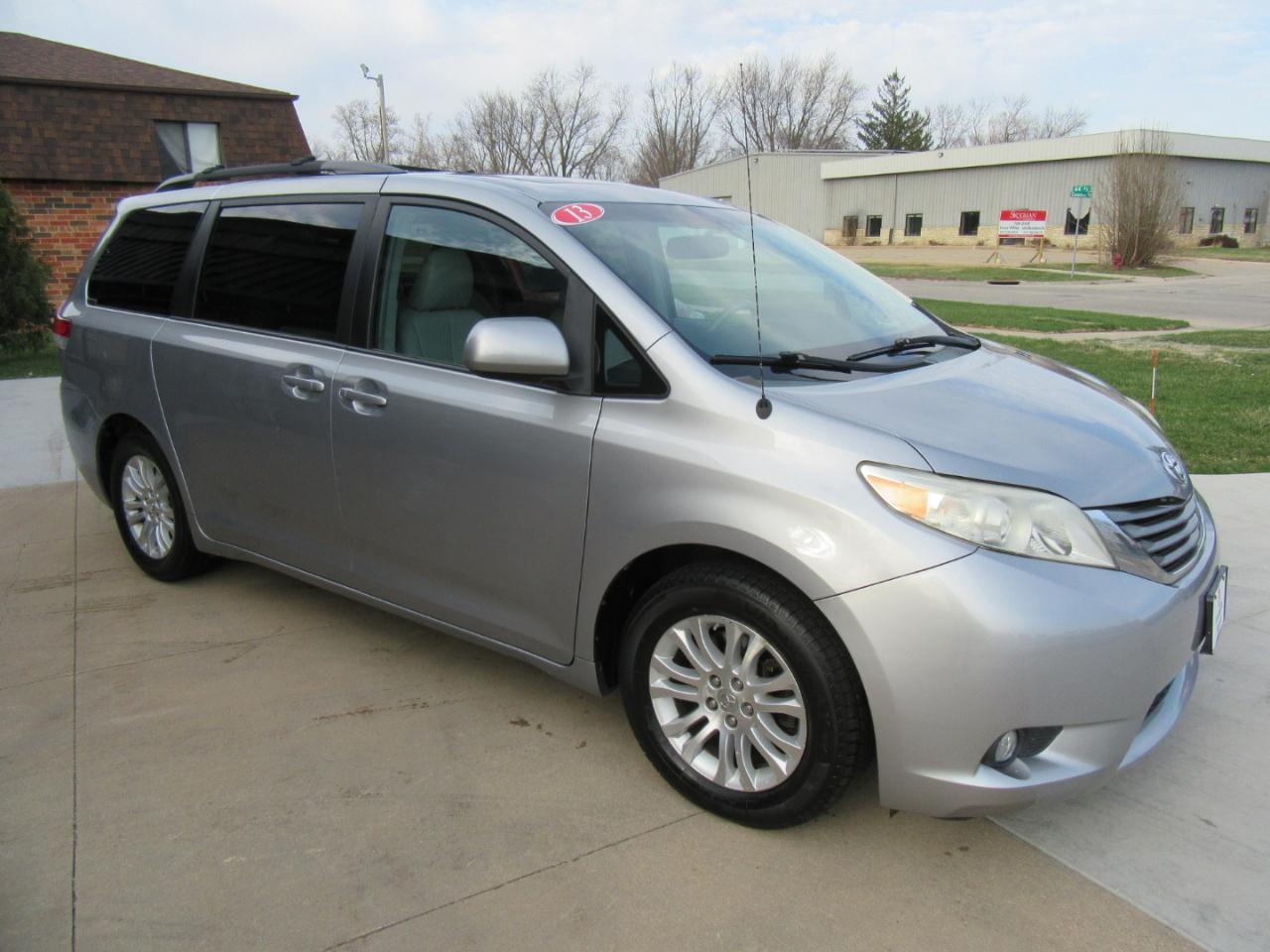 Toyota Sienna XLE FWD 8-Passenger V6 2013