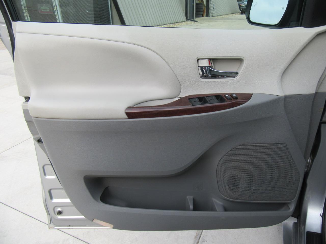 Toyota Sienna XLE FWD 8-Passenger V6 2013