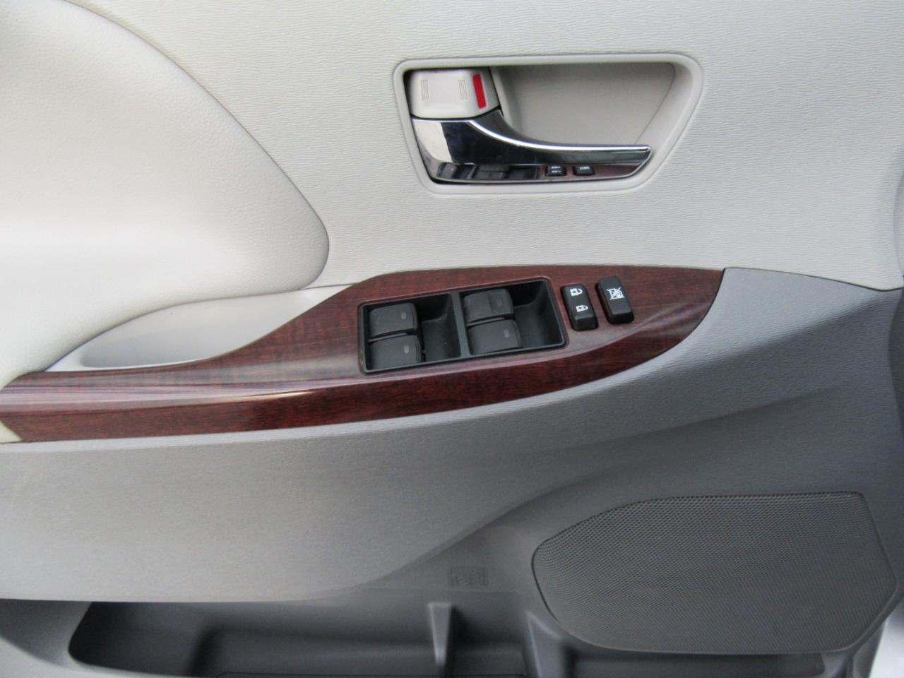 Toyota Sienna XLE FWD 8-Passenger V6 2013