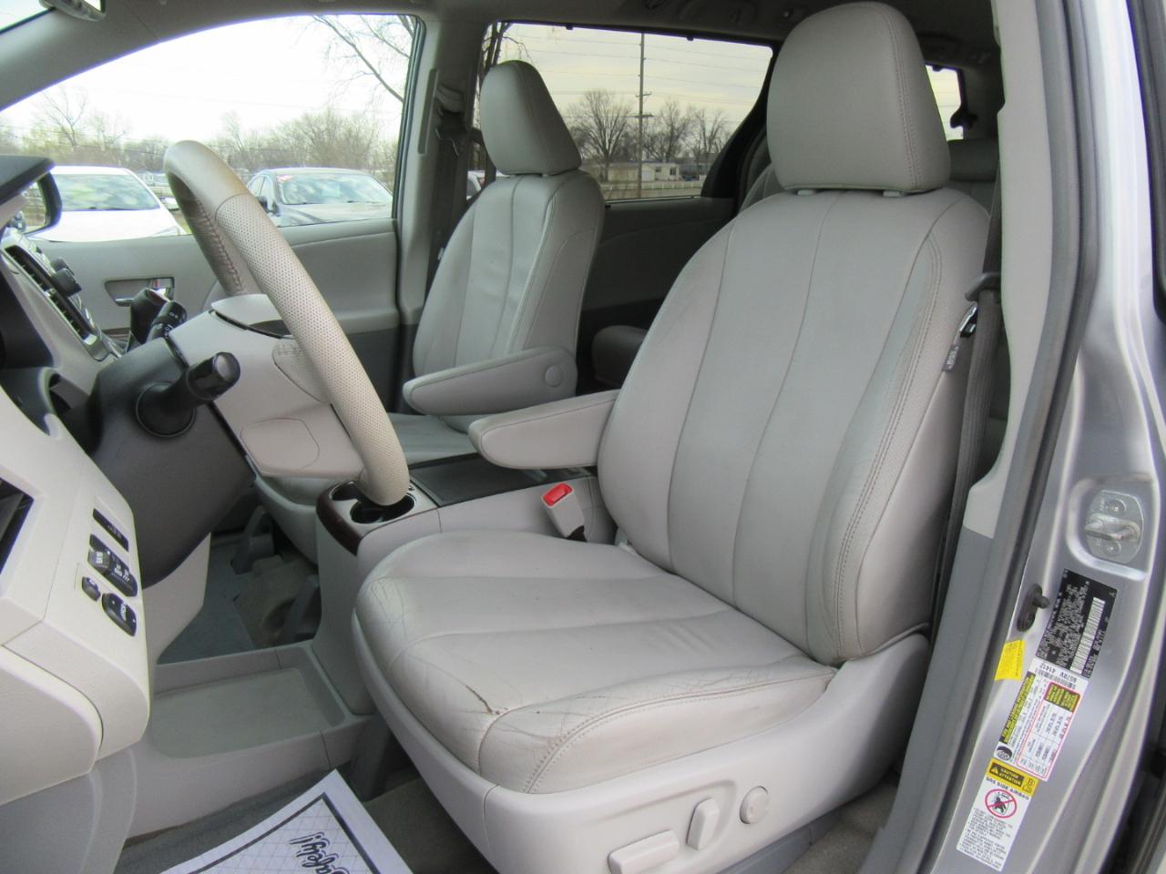 Toyota Sienna XLE FWD 8-Passenger V6 2013