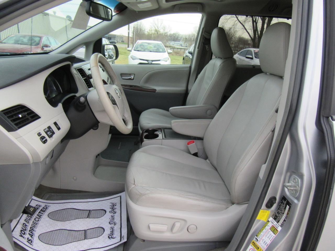 Toyota Sienna XLE FWD 8-Passenger V6 2013