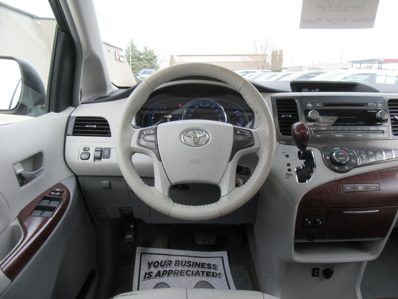 Toyota Sienna XLE FWD 8-Passenger V6 2013