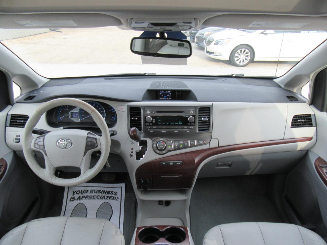 Toyota Sienna XLE FWD 8-Passenger V6 2013