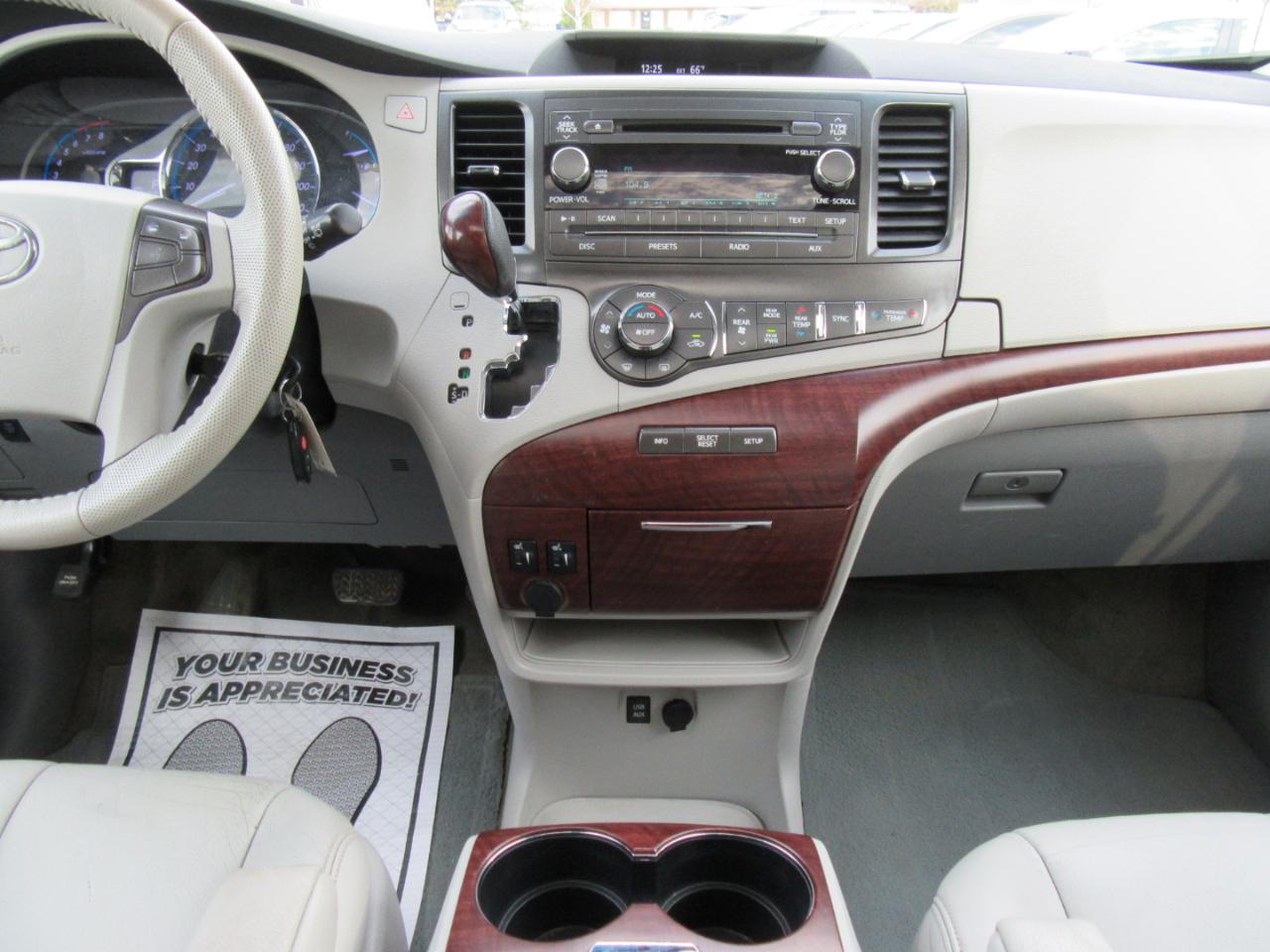 Toyota Sienna XLE FWD 8-Passenger V6 2013