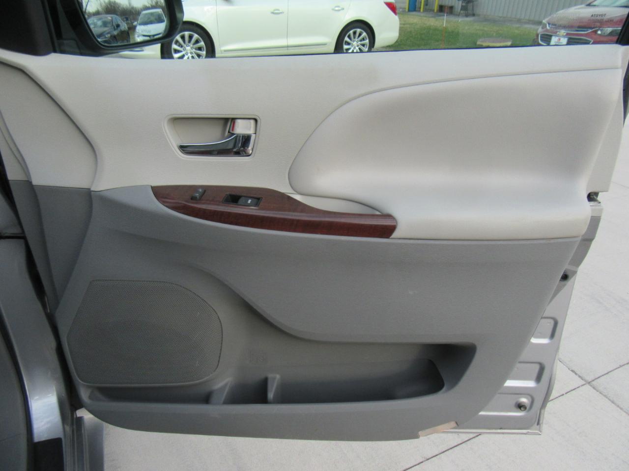 Toyota Sienna XLE FWD 8-Passenger V6 2013
