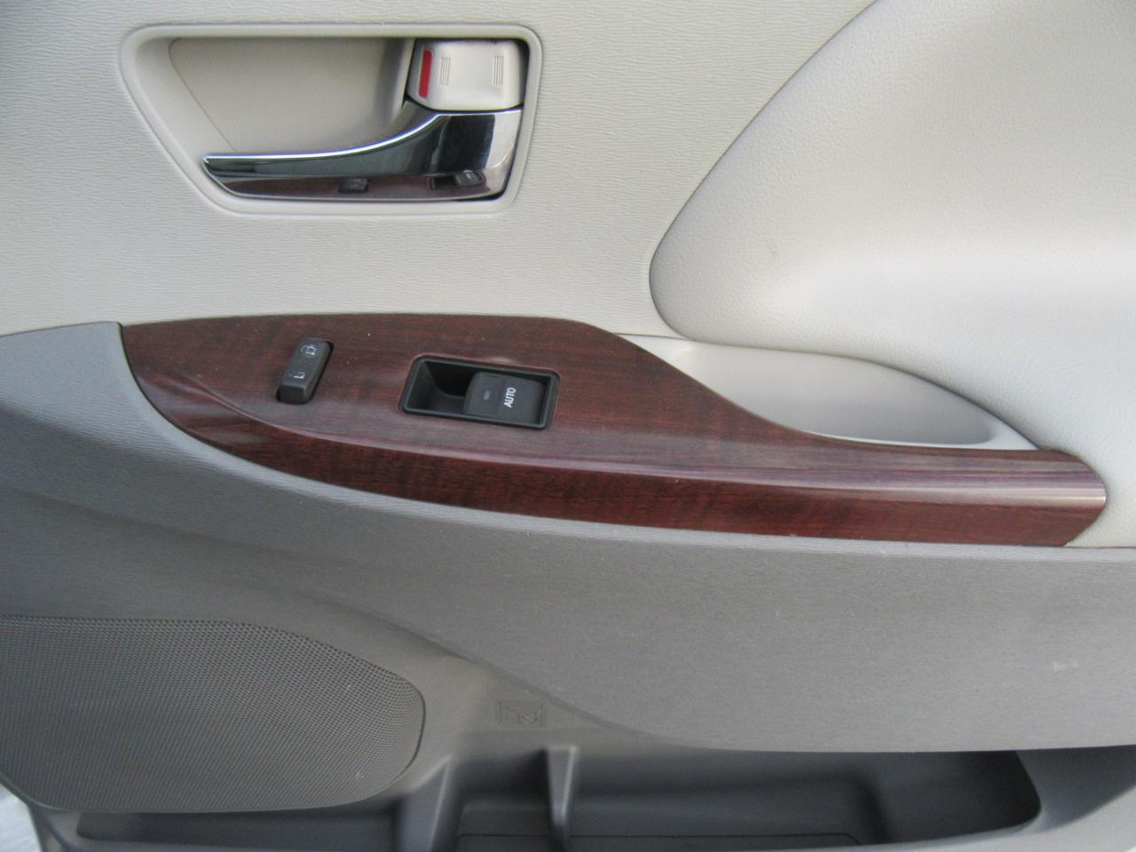 Toyota Sienna XLE FWD 8-Passenger V6 2013