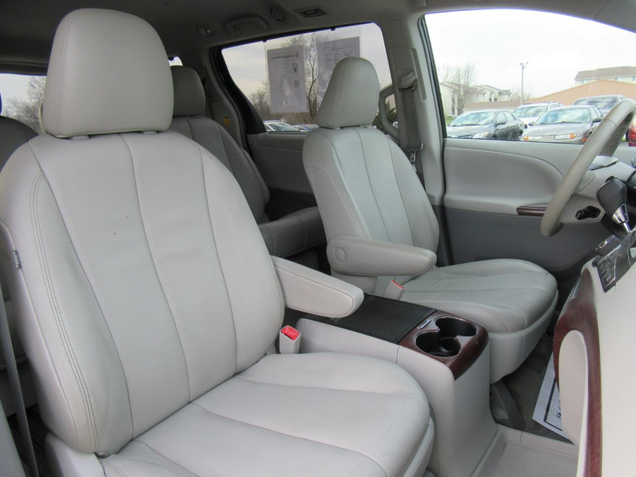 Toyota Sienna XLE FWD 8-Passenger V6 2013