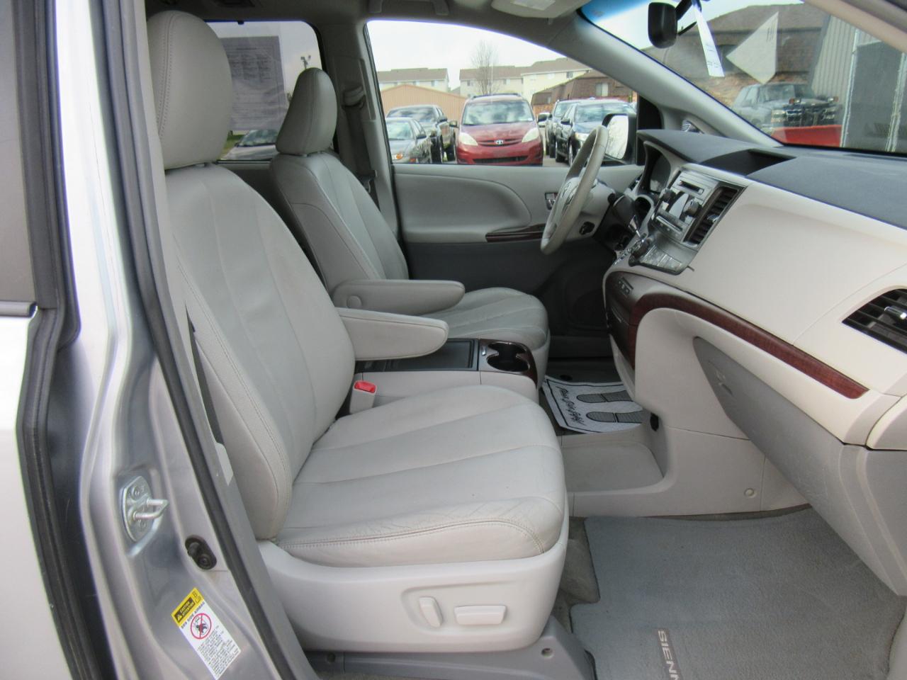 Toyota Sienna XLE FWD 8-Passenger V6 2013