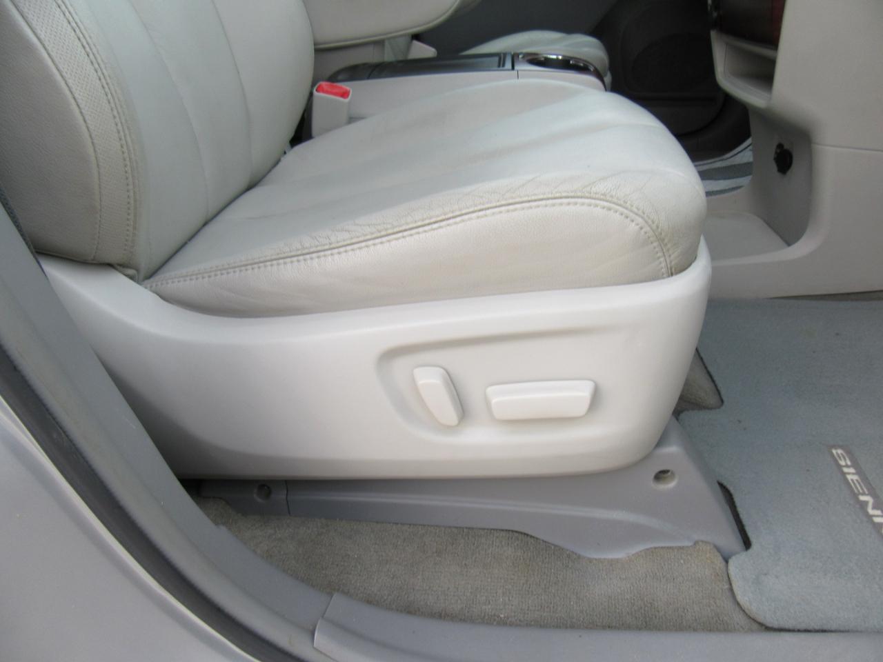 Toyota Sienna XLE FWD 8-Passenger V6 2013