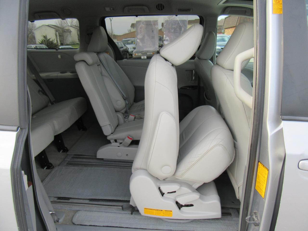 Toyota Sienna XLE FWD 8-Passenger V6 2013