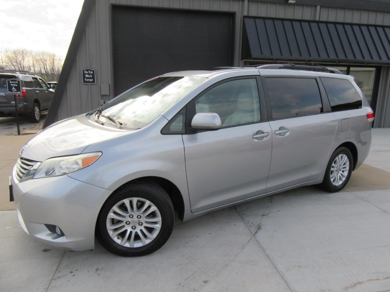 Toyota Sienna XLE FWD 8-Passenger V6 2013