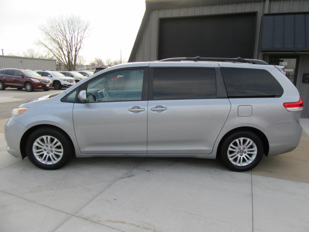 Toyota Sienna XLE FWD 8-Passenger V6 2013