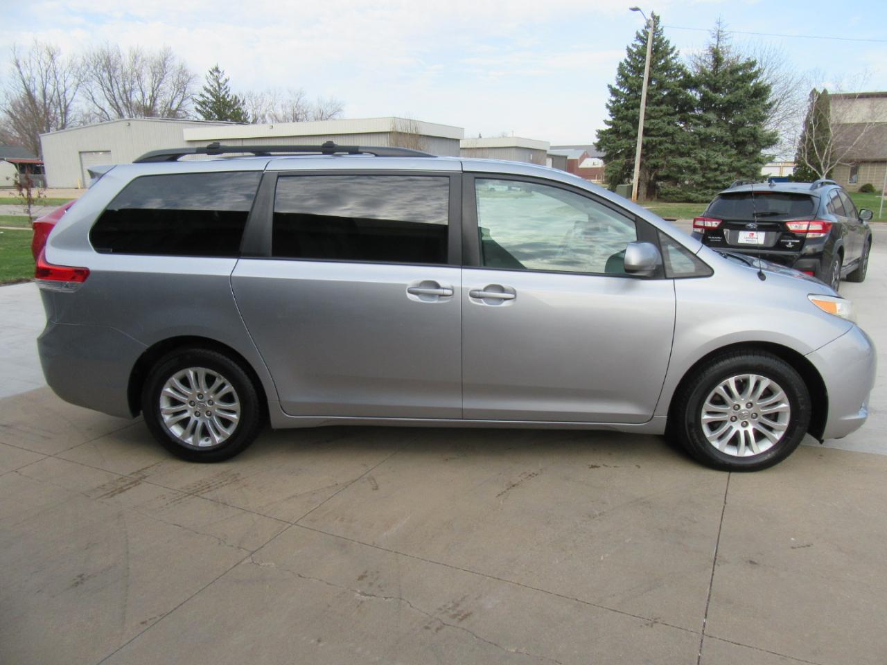 Toyota Sienna XLE FWD 8-Passenger V6 2013