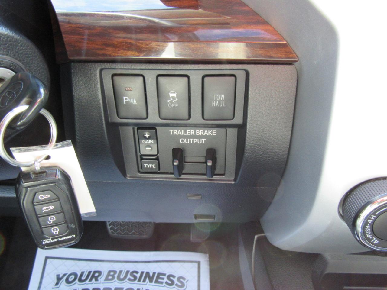 Toyota Tundra Limited 5.7L FFV CrewMax 4WD 2017