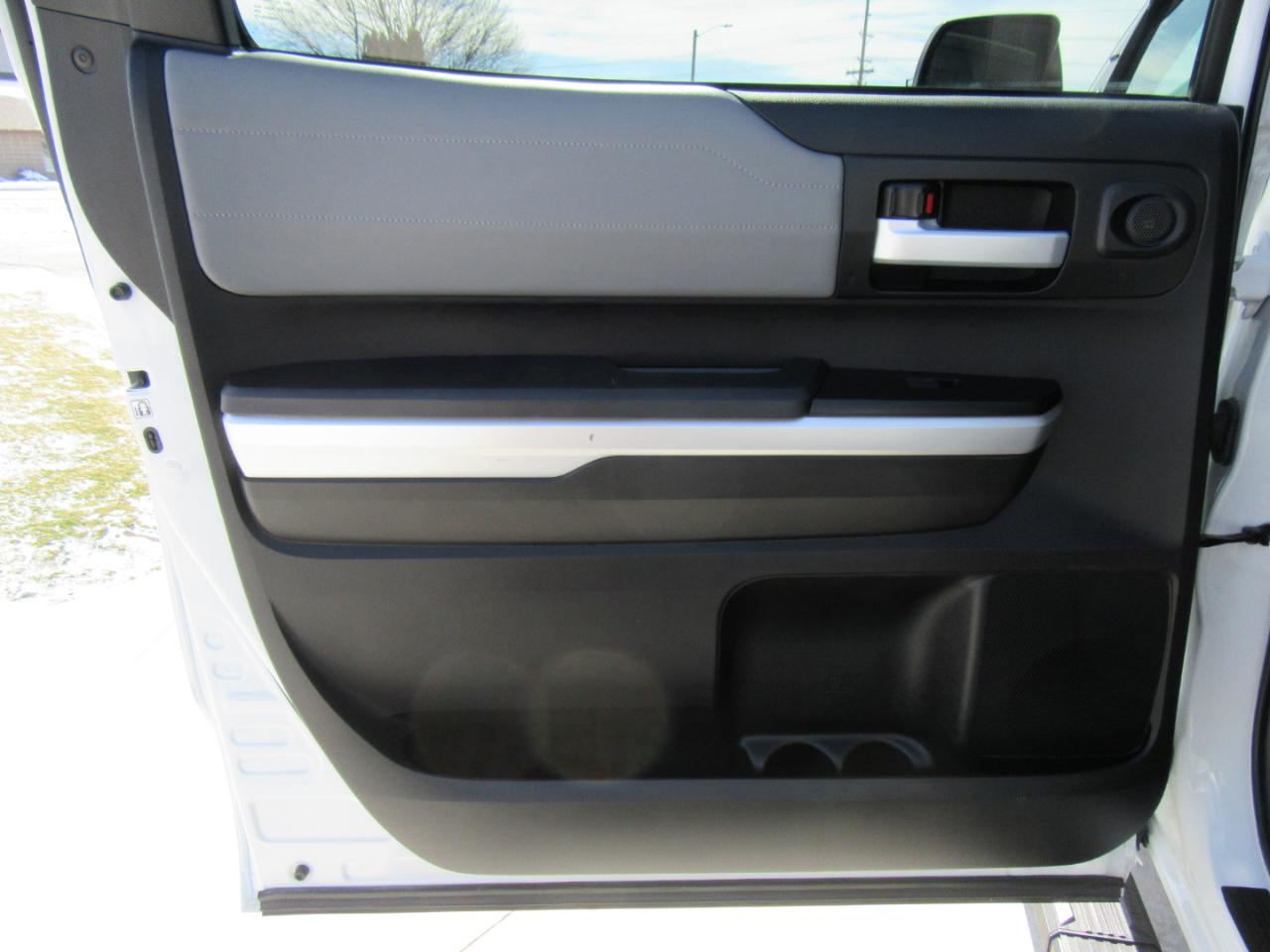 Toyota Tundra Limited 5.7L FFV CrewMax 4WD 2017