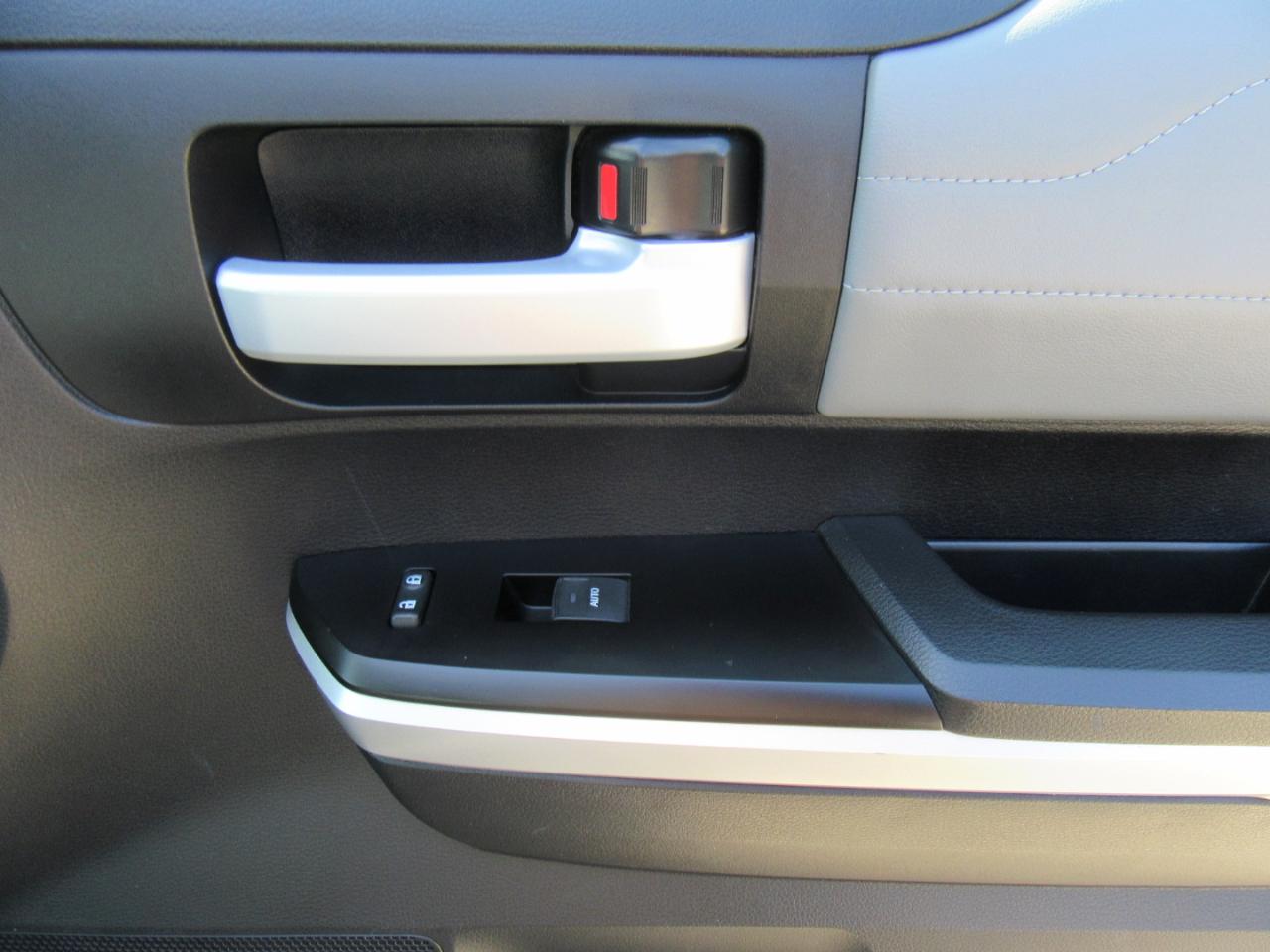 Toyota Tundra Limited 5.7L FFV CrewMax 4WD 2017