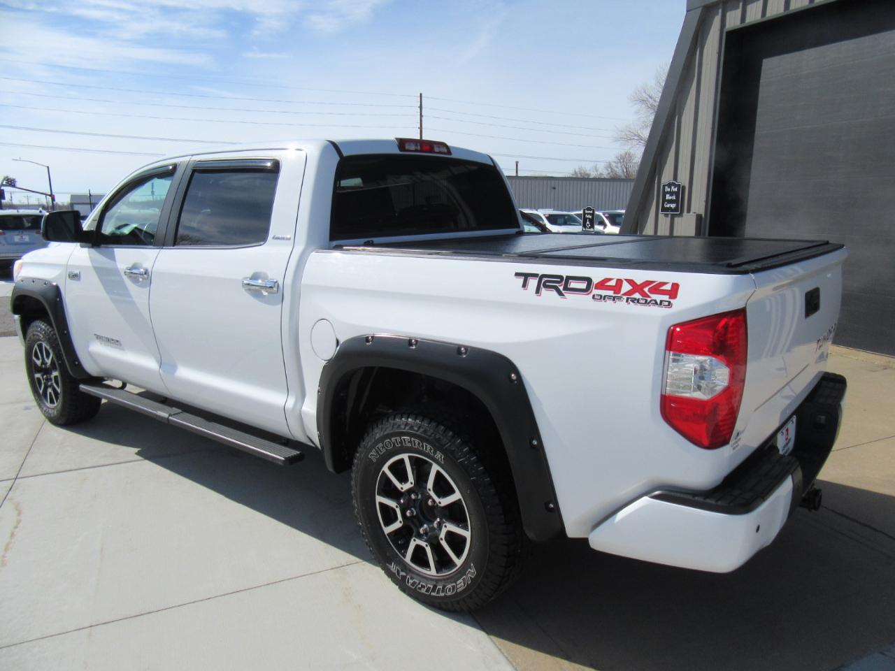 Toyota Tundra Limited 5.7L FFV CrewMax 4WD 2017