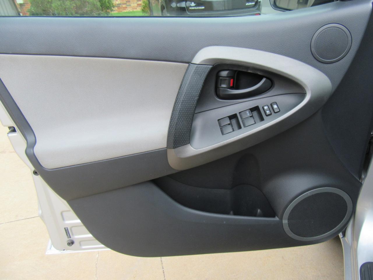 Toyota RAV4 Base 2011