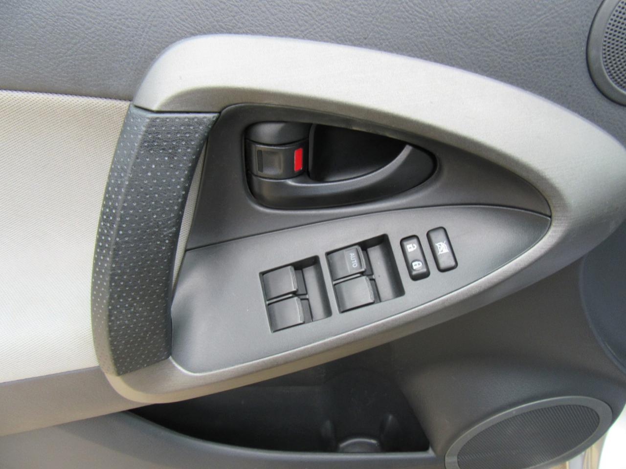 Toyota RAV4 Base 2011