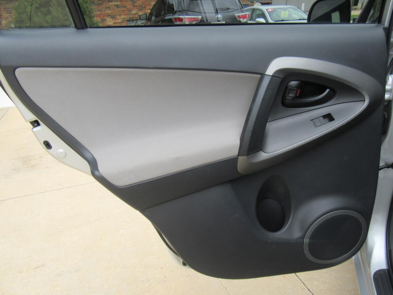 Toyota RAV4 Base 2011