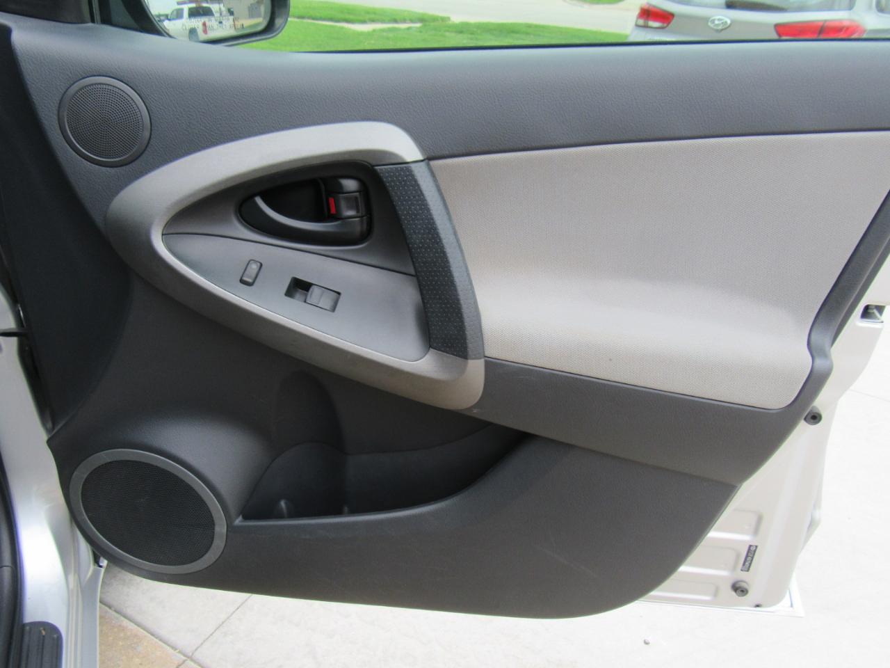 Toyota RAV4 Base 2011