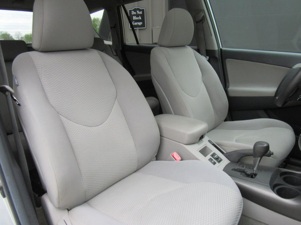 Toyota RAV4 Base 2011