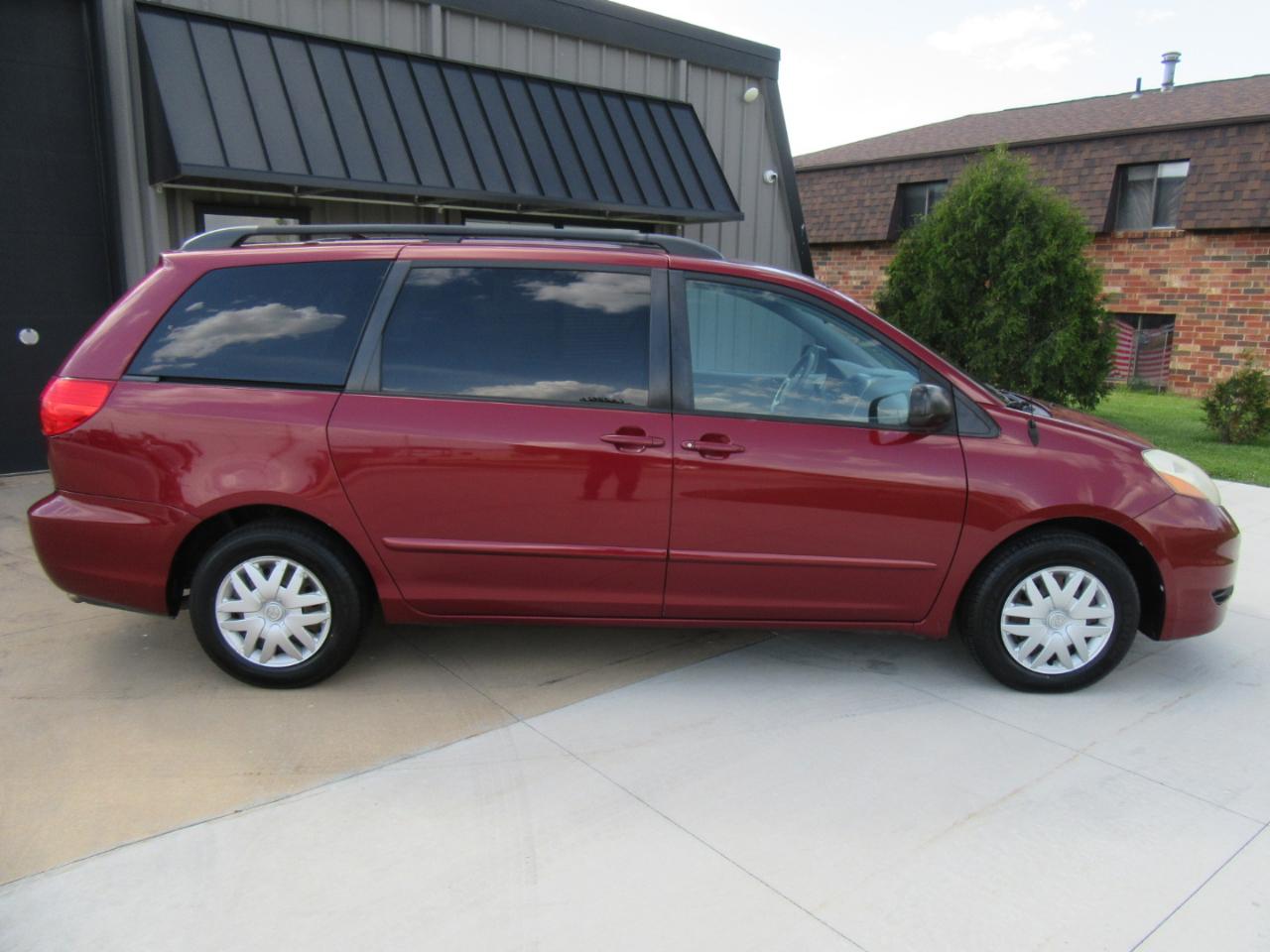 Toyota Sienna LE FWD 7 Passenger 2010