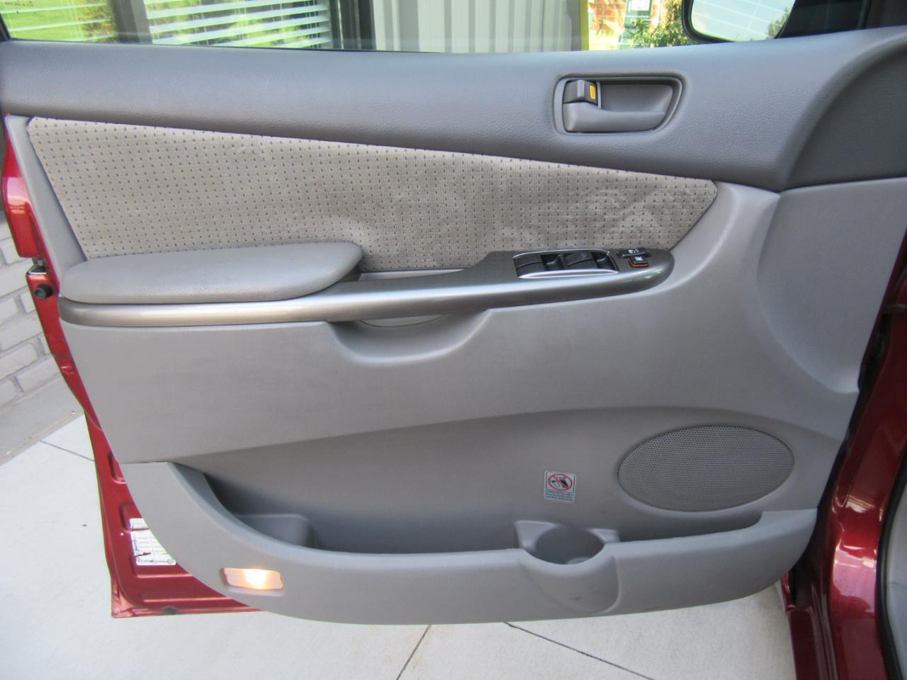 Toyota Sienna LE FWD 7 Passenger 2010