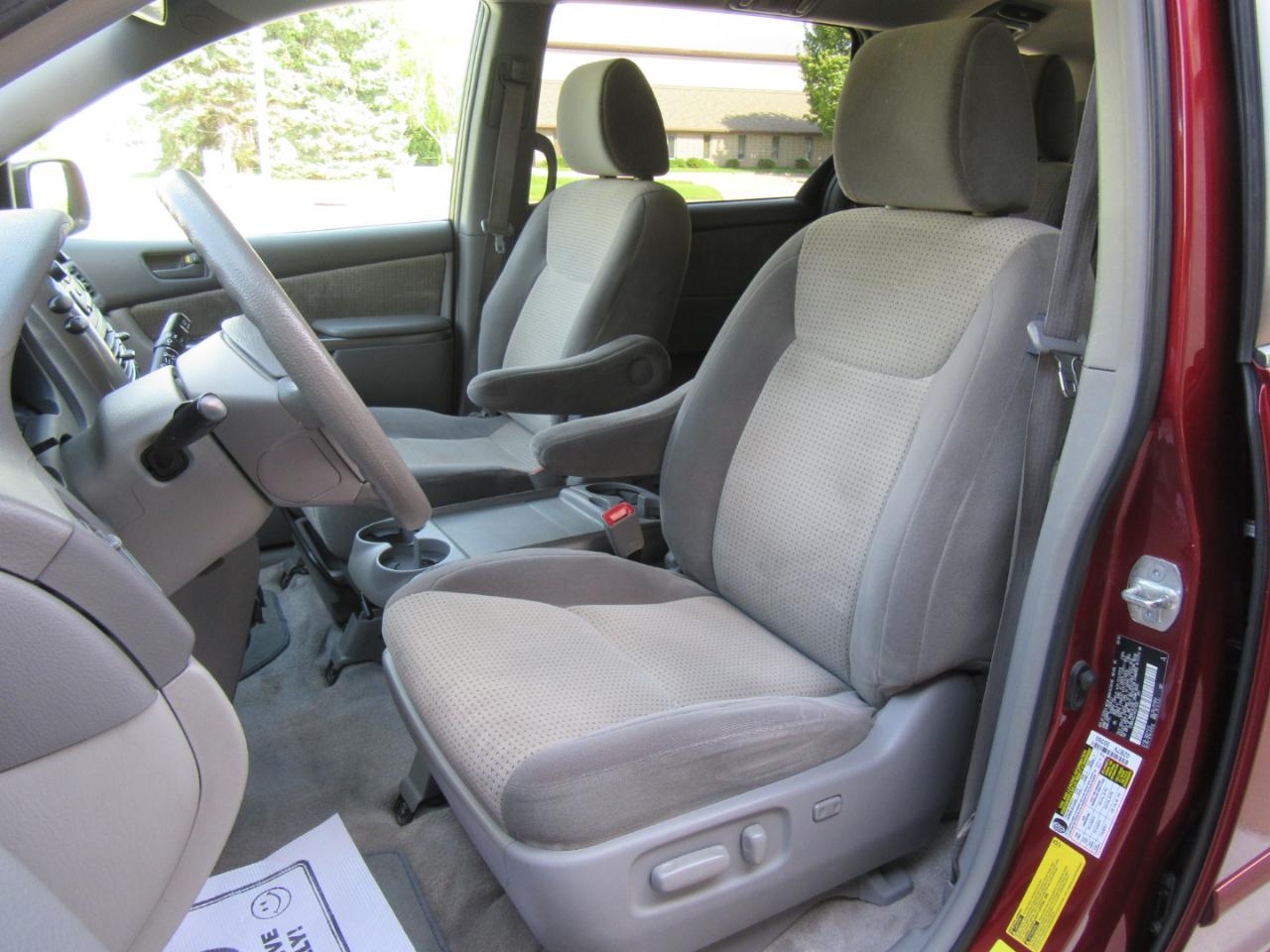 Toyota Sienna LE FWD 7 Passenger 2010