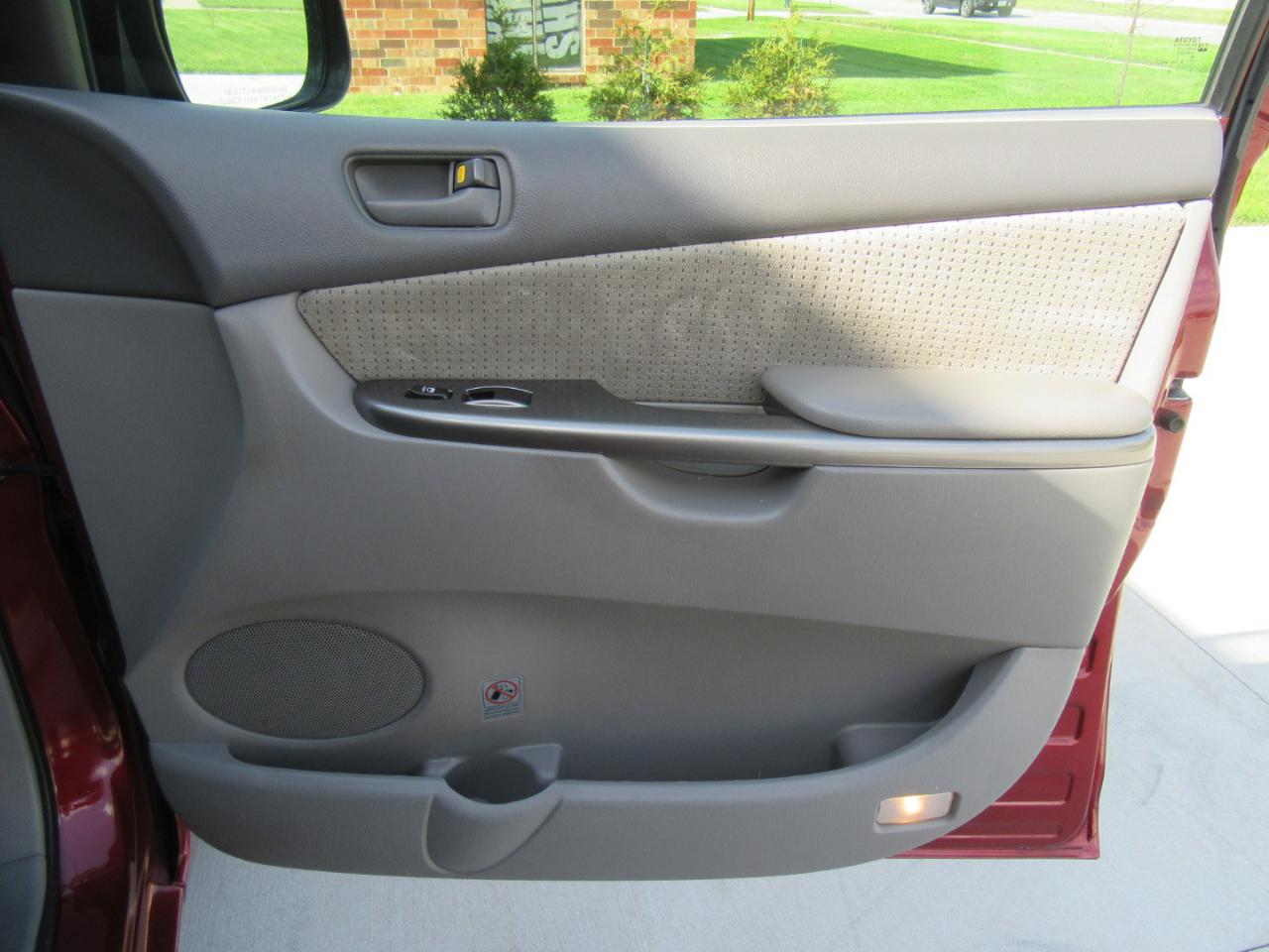 Toyota Sienna LE FWD 7 Passenger 2010