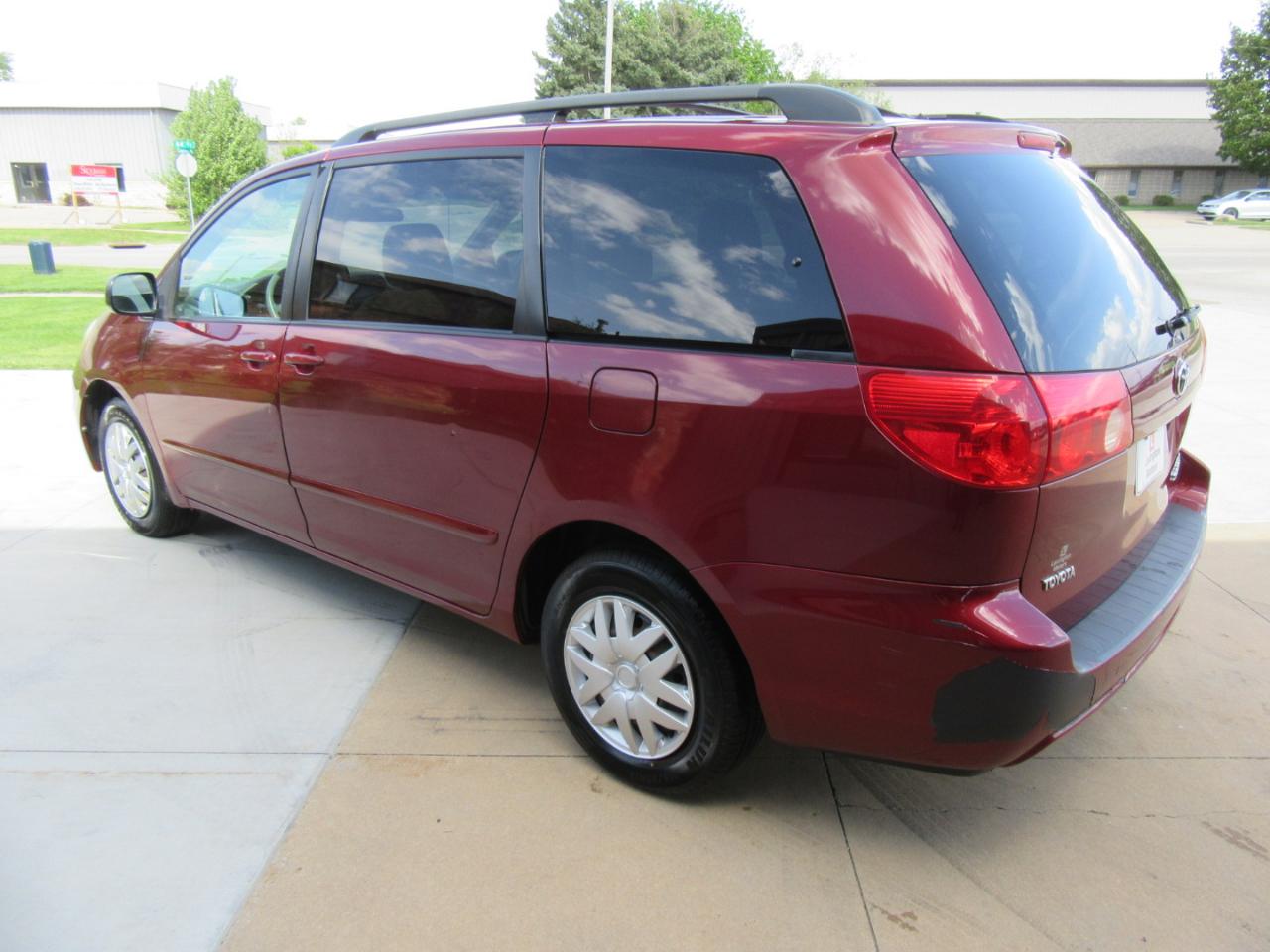 Toyota Sienna LE FWD 7 Passenger 2010