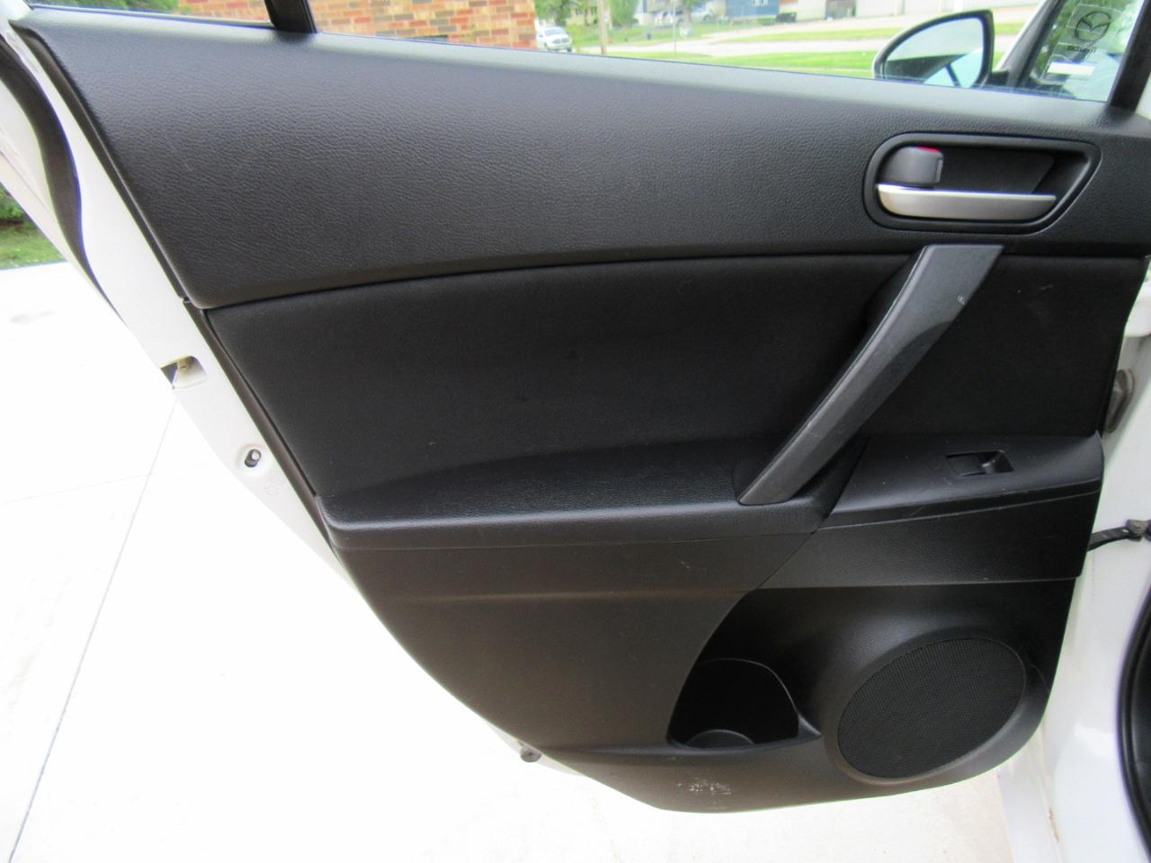 Mazda MAZDA3 i Touring AT 4-Door 2013