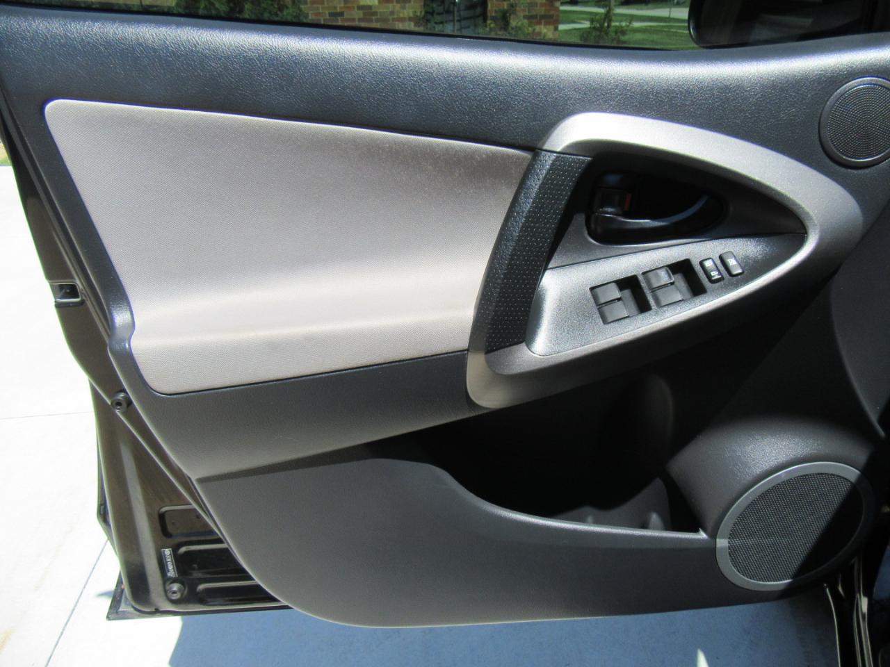 Toyota RAV4 Base 2011