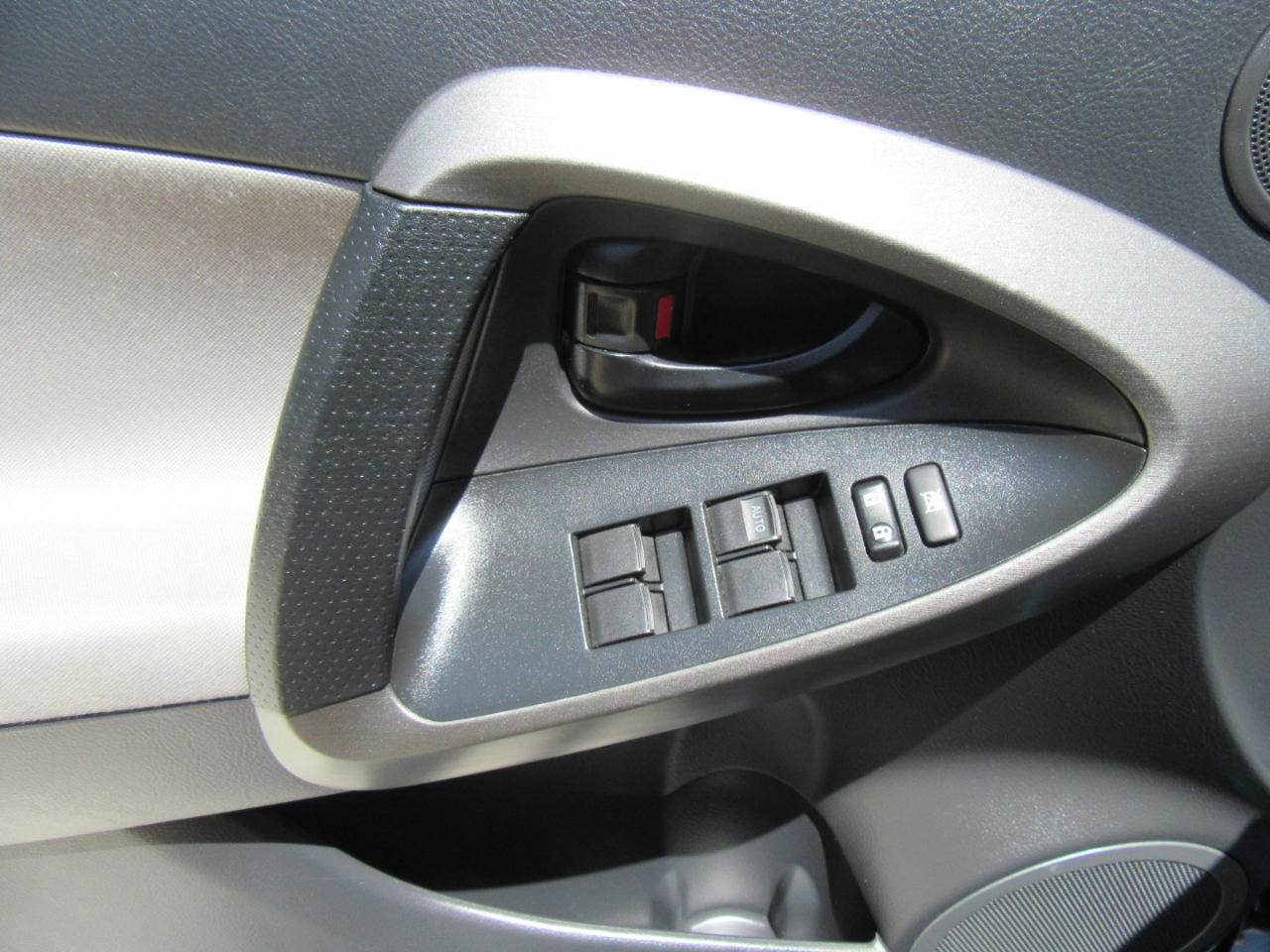 Toyota RAV4 Base 2011