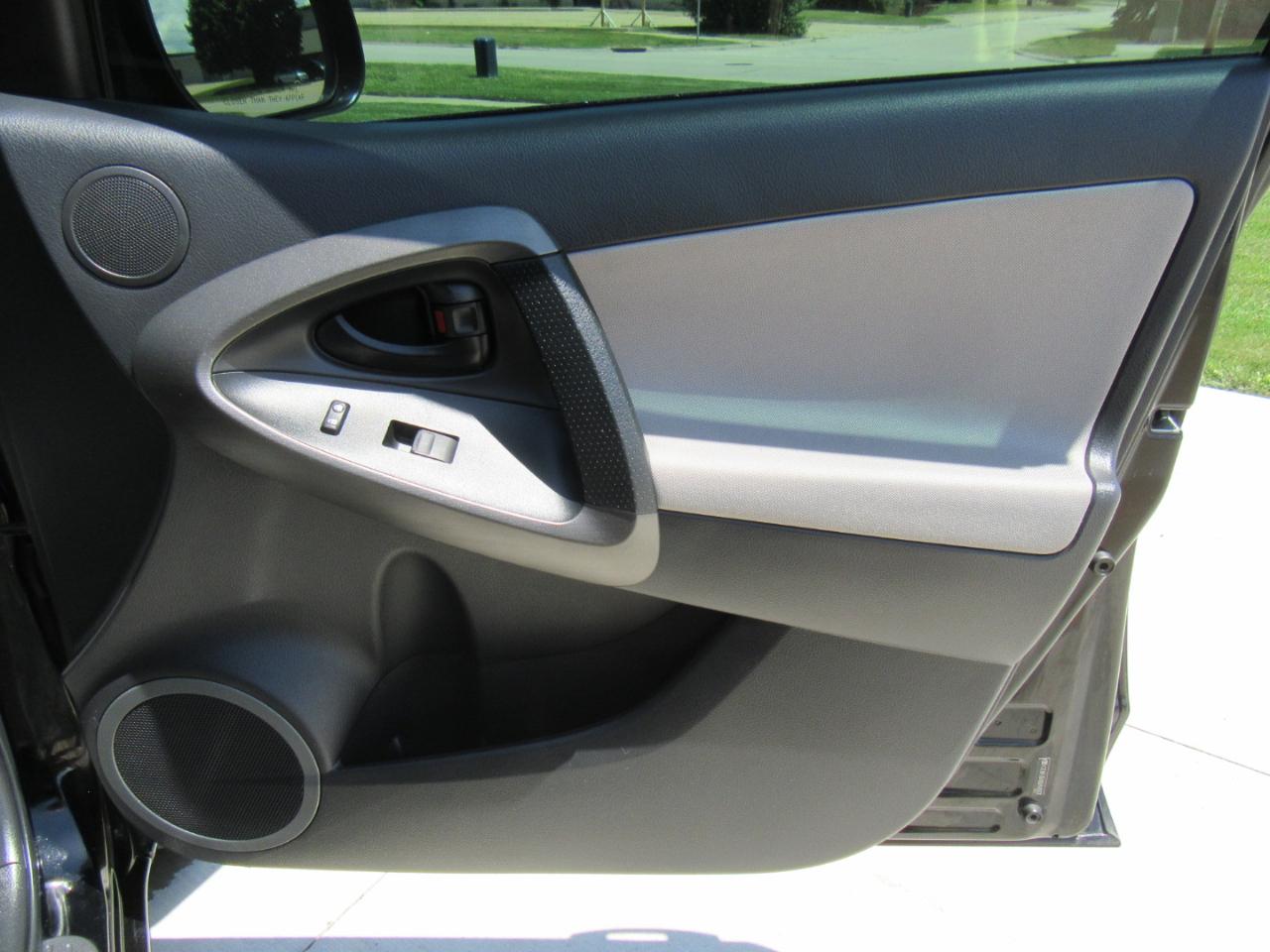 Toyota RAV4 Base 2011