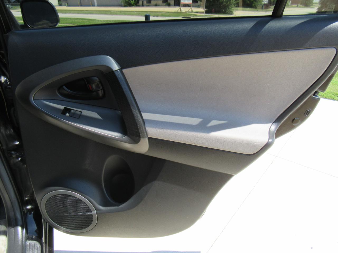 Toyota RAV4 Base 2011