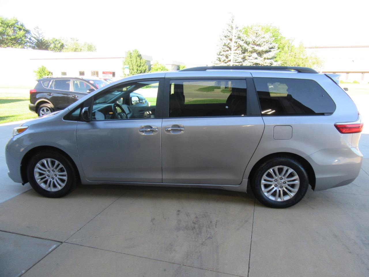 Toyota Sienna XLE FWD 8-Passenger V6 2015