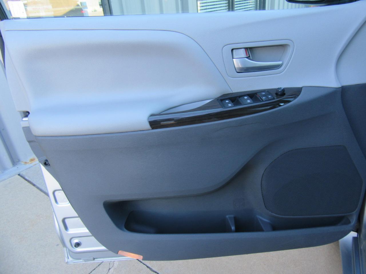 Toyota Sienna XLE FWD 8-Passenger V6 2015