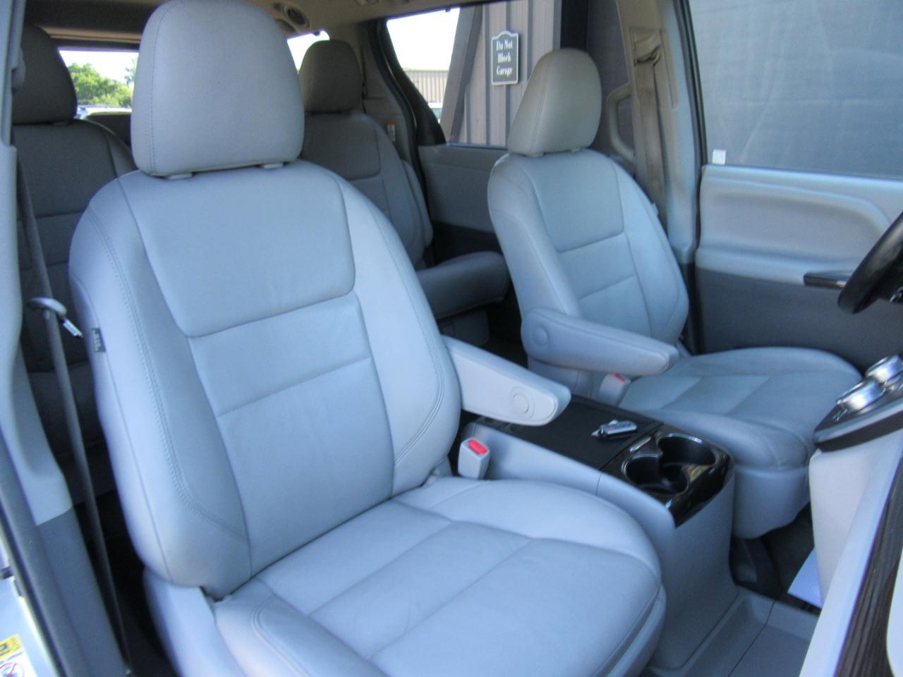 Toyota Sienna XLE FWD 8-Passenger V6 2015