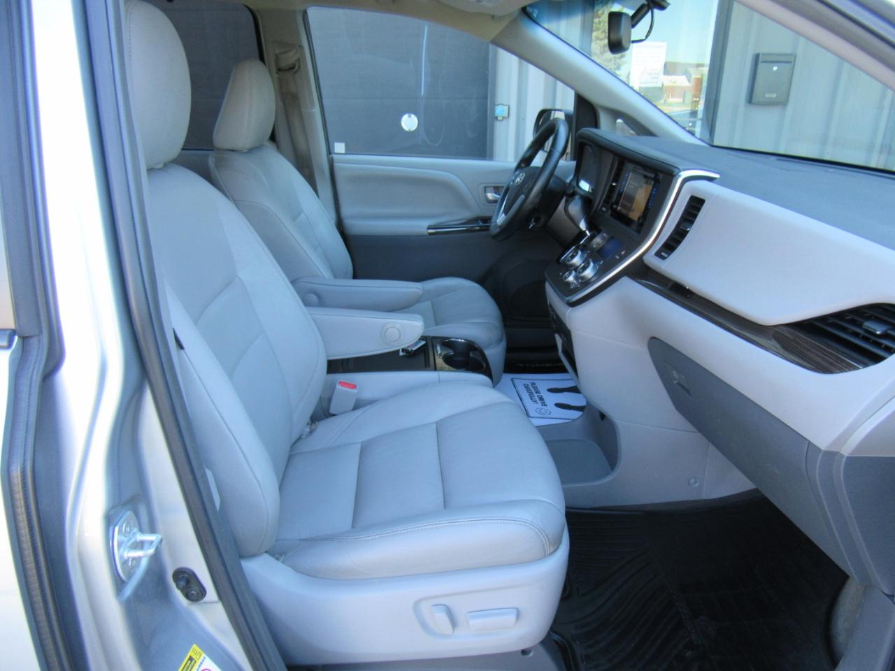 Toyota Sienna XLE FWD 8-Passenger V6 2015