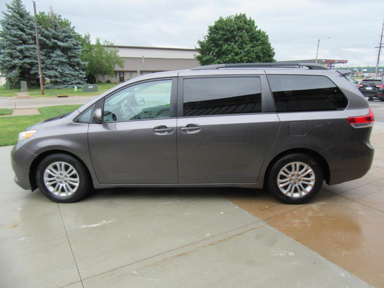 Toyota Sienna XLE FWD 8-Passenger V6 2013